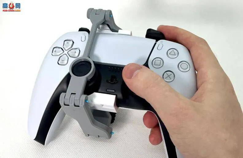 国外玩家设计制作PS5手柄单手适配器，单手爽玩主机