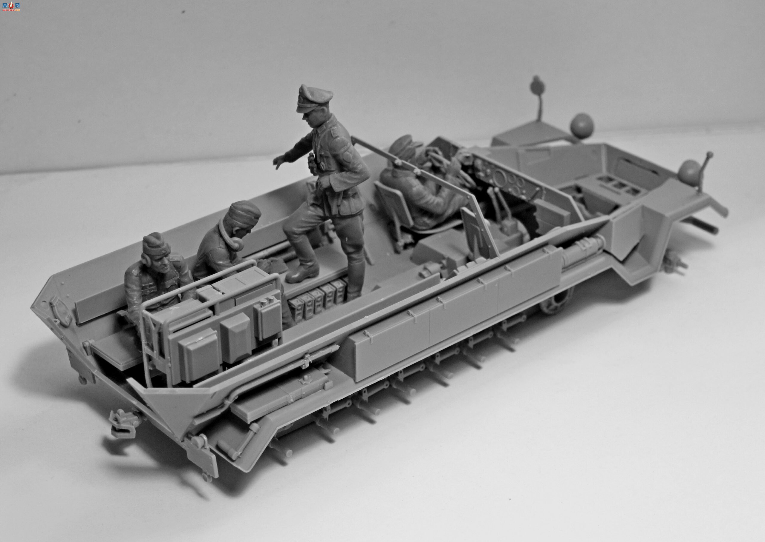 ICM Ĵ 35104 Sd.Kfz.251/6 Ausf.AԱ